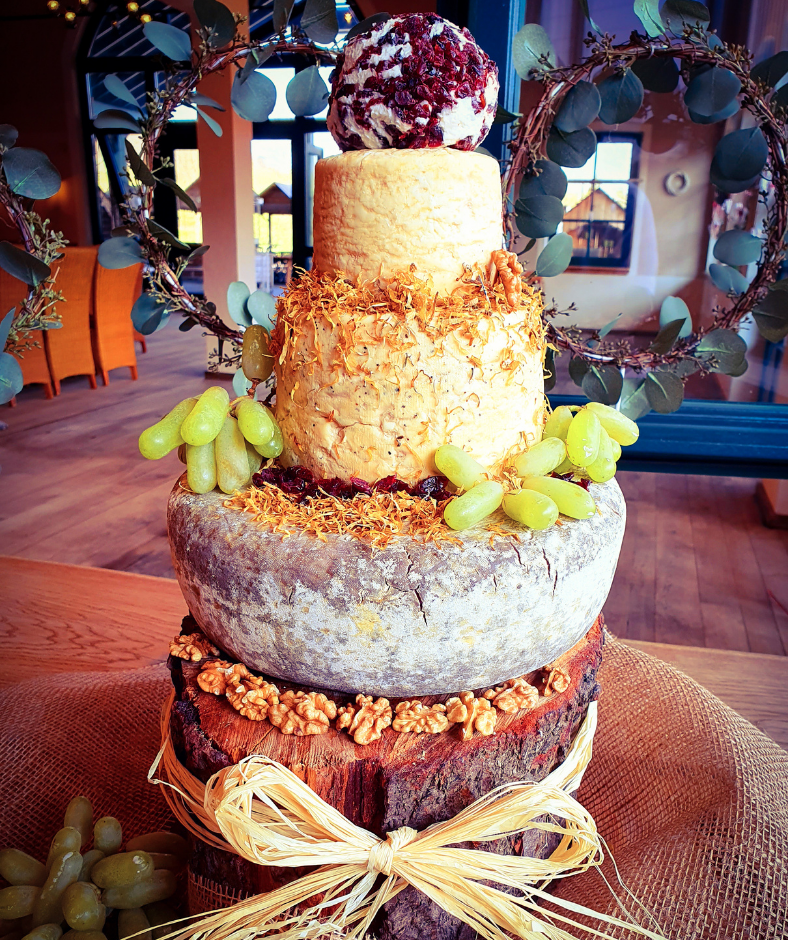 Eine Hochzeitstorte aus eigenem Käse für Ihre Hochzeit auf dem Krewelshof.