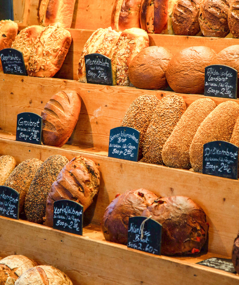 Das vielfältige Angebot an unterschiedlichen Broten in der Bäckerei auf dem Krewelshof.