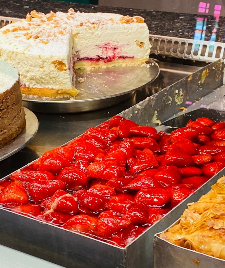Eine große Auswahl an leckeren Kuchen finden Sie in der Konditorei auf dem Krewelshof.