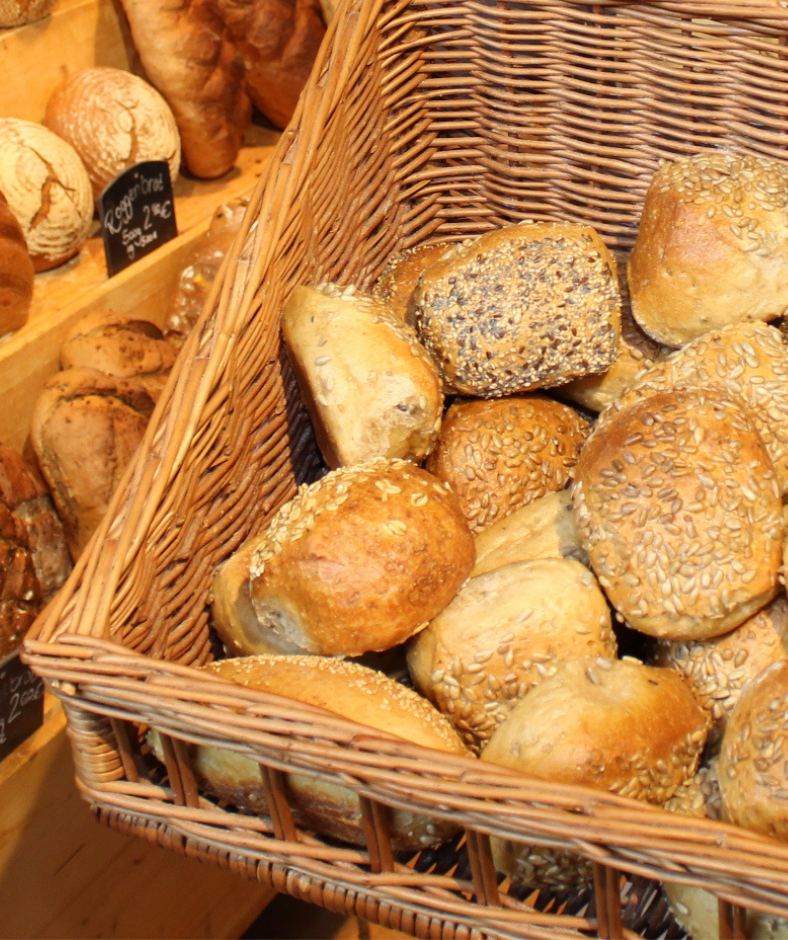 Köstliche Backwaren gibt es in unserer hofeigenen Bäckerei und Konditorei vom Krewelshof.