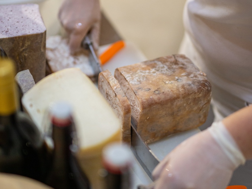 Würziger Käse aus der Käsemanufaktur des Krewelshof Lohmar.