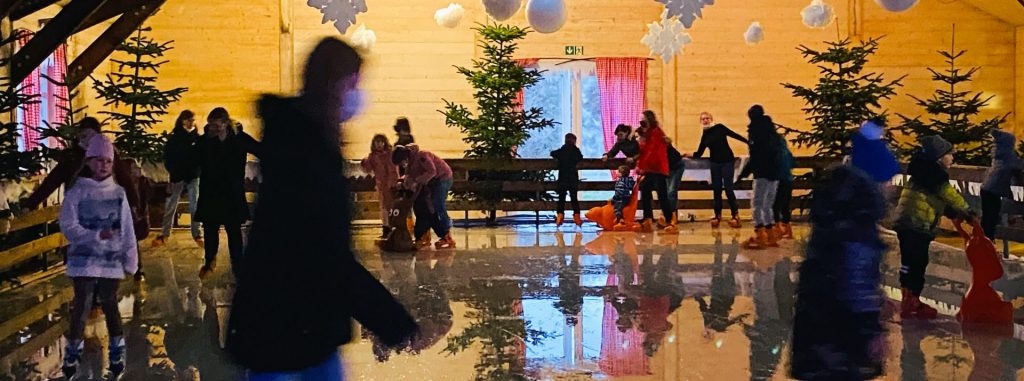 Weihnachtlich geschmückte Eisbahn auf dem Krewelshof.