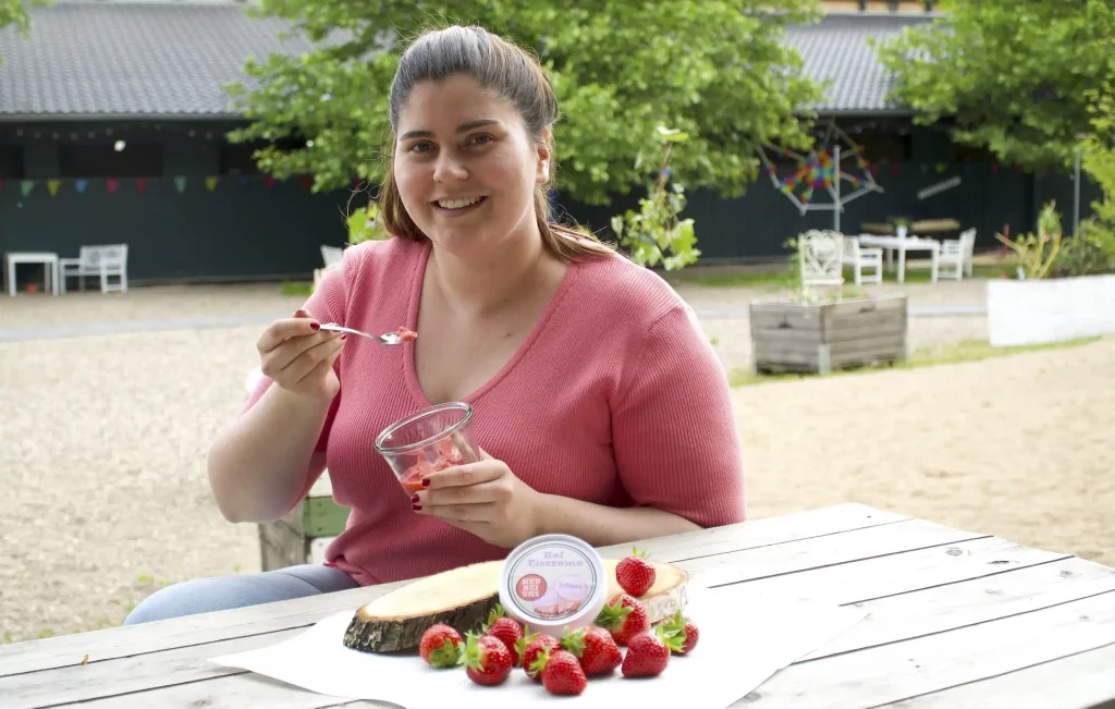Kim Bier genießt das selbstgemachte Erdbeereis auf dem Krewelshof.