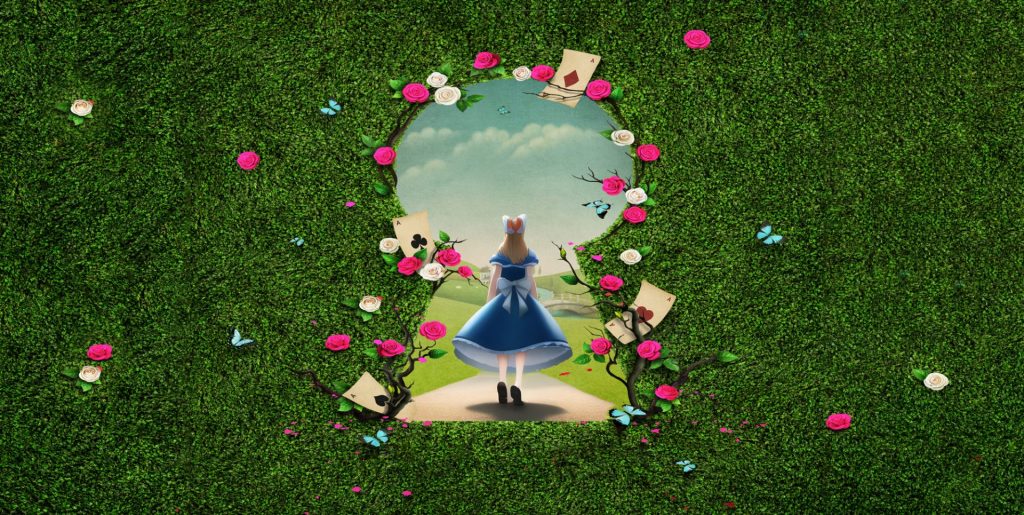 Blick durch ein Schlüsselloch in Hecke zeigt gemalte Alice im Wunderland.