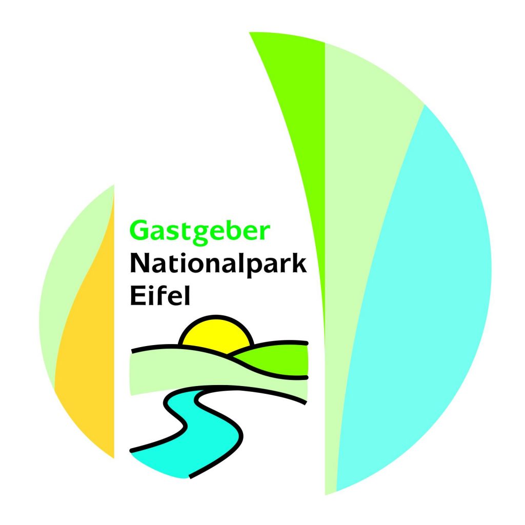 Buntes Logo mit Sonne, Wiese und Fluss für Gastgeber Nationalpark Eifel.