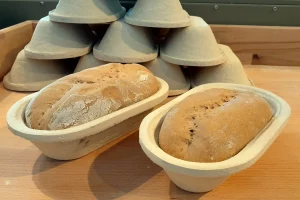 Brot im Gärkörbchen aus der eigenen Bäckerei auf dem Krewelshof.