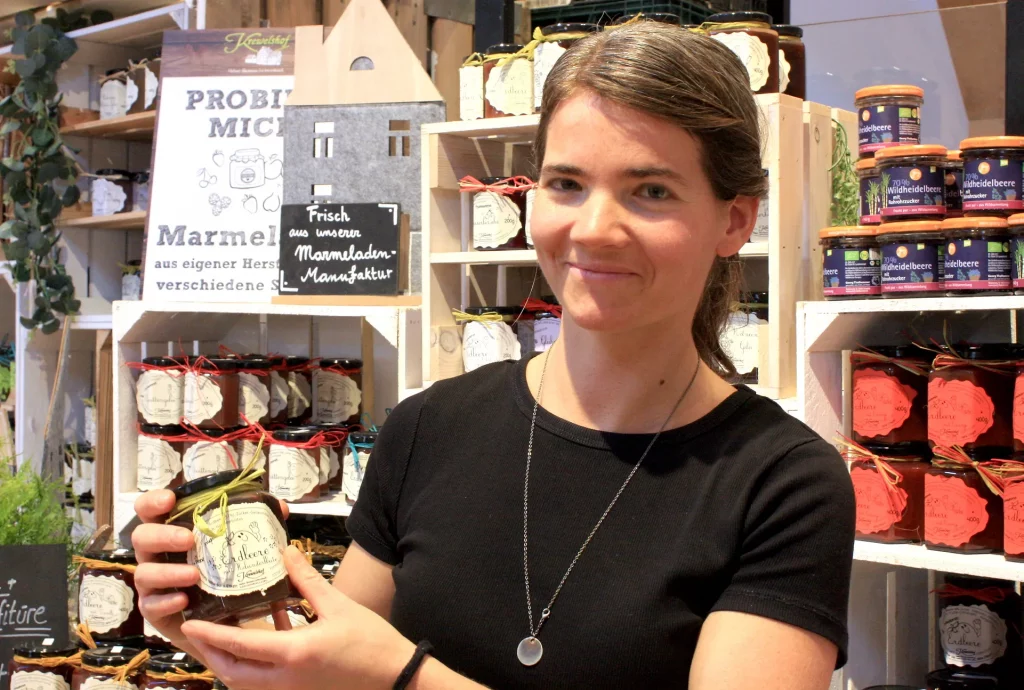 Nachhaltigkeitsbeauftrage Maria Hartmann zeigt selbstgemachte Marmelade vom Krewelshof.
