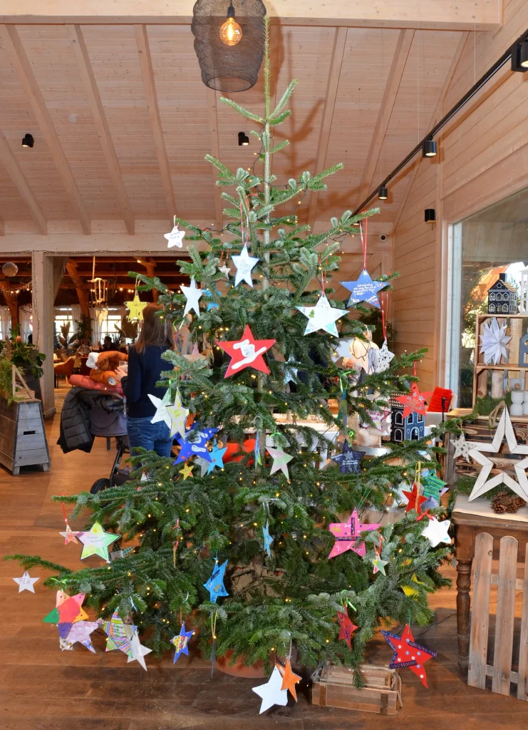 Dieser Wunschbaum auf dem Krewelshof erfüllt benachteiligten Kindern einen Weihnachtswunsch.