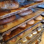 Frischgebackene Brötchen und Brote gibt es in unserem Hofladen in Lohmar.