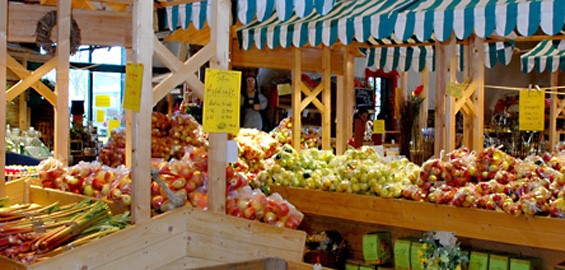 Riesige Apfel-Auswahl aus eigenem Anbau im Hofladen auf dem Krewelshof.
