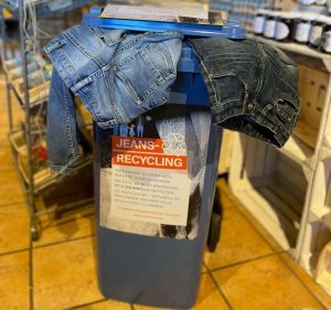 In der blauen Jeans-Tonne auf dem Krewelshof werden alte Jeanshosen zum Recycling gesammelt.