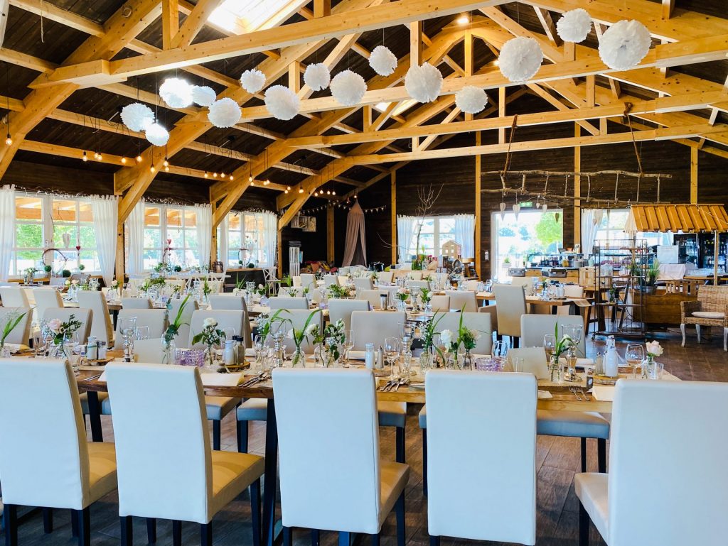 Das Bootshaus auf dem Krewelshof EIFEL bietet genügend Platz für große Hochzeitsfeiern.