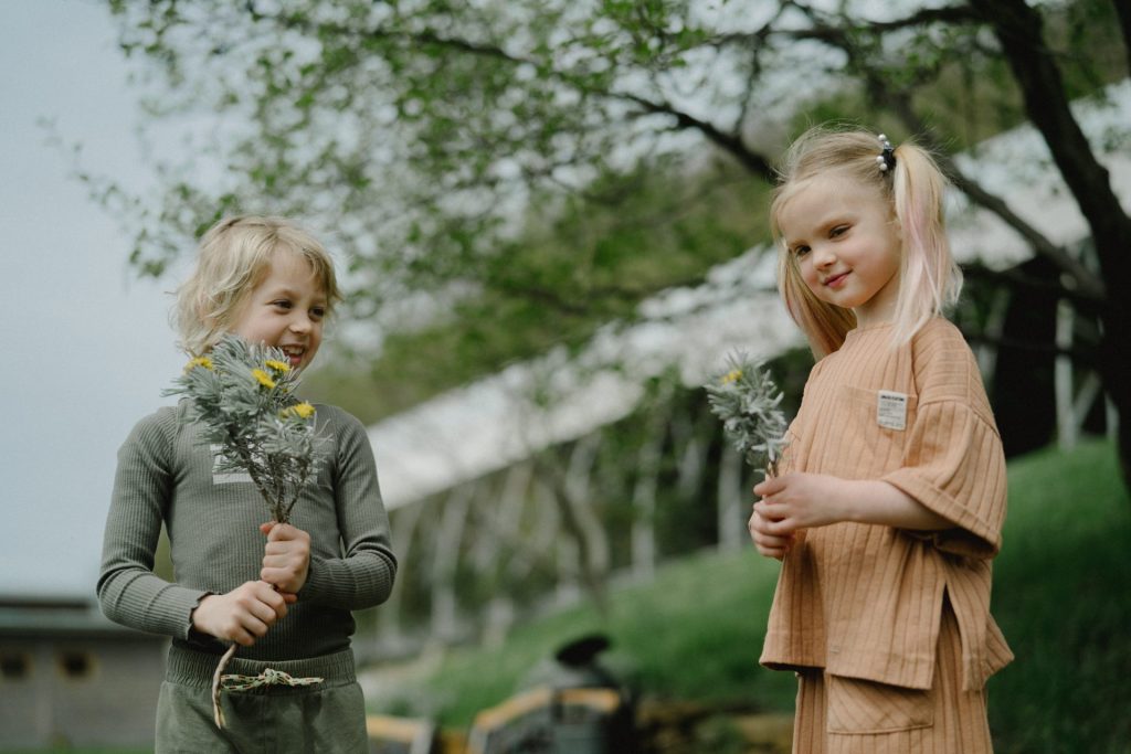 Mädchen und Junge lernen Vieles über Kräuter beim Kräuterworkshop auf dem Krewelshof.