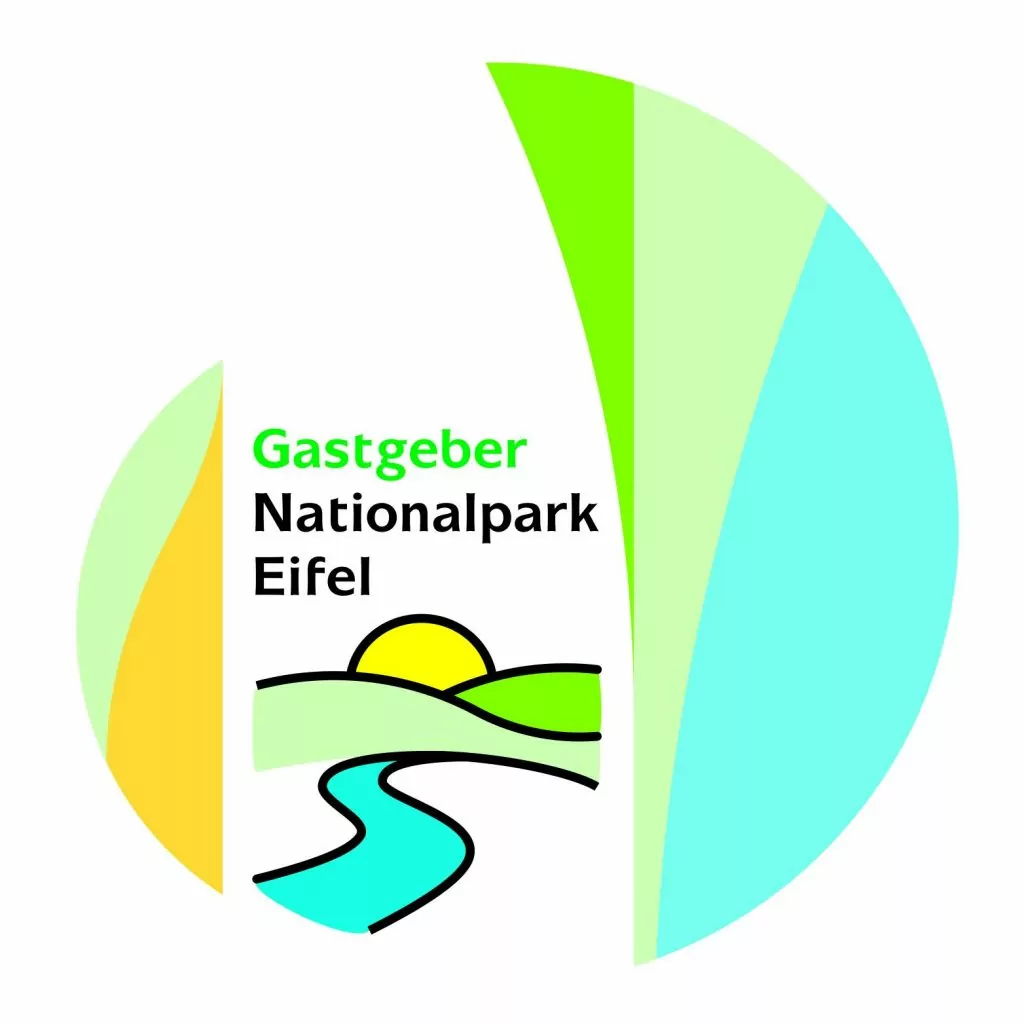 Buntes Logo mit Sonne, Wiese und Fluss für Gastgeber Nationalpark Eifel.