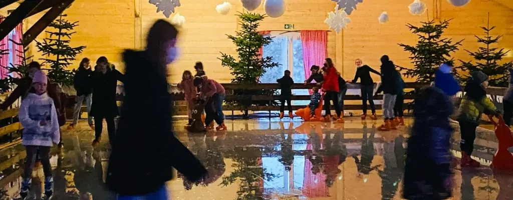 Weihnachtlich geschmückte Eisbahn auf dem Krewelshof.
