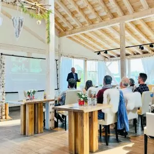 Für die Tourismuswerkstatt Eifel kamen 20 Teilnehmer im Krewelshof Eifel zusammen, um gemeinsam herauszufinden, was „typisch Eifel“ ist. Foto: Krewelshof/pp/Agentur ProfiPress